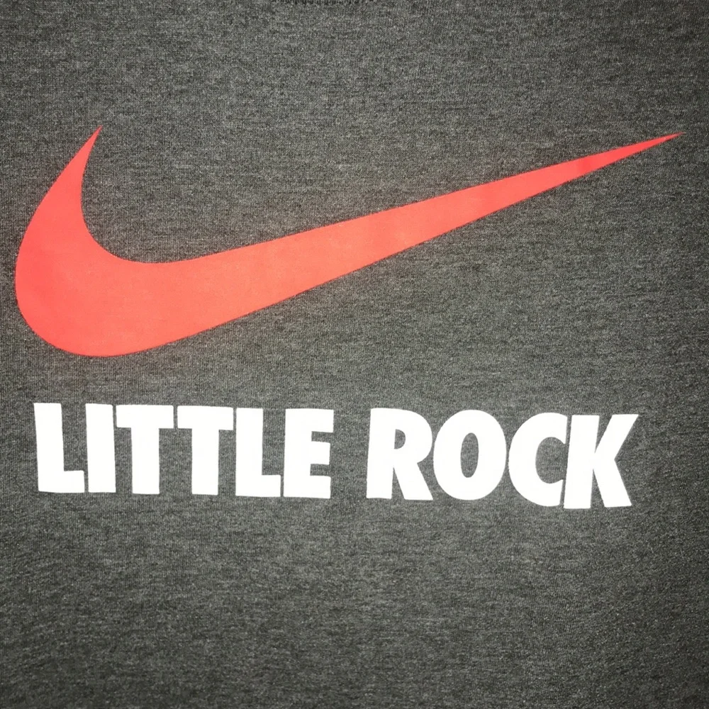 Nike Little Rock athletic cut short sleeve tee shirt size medium